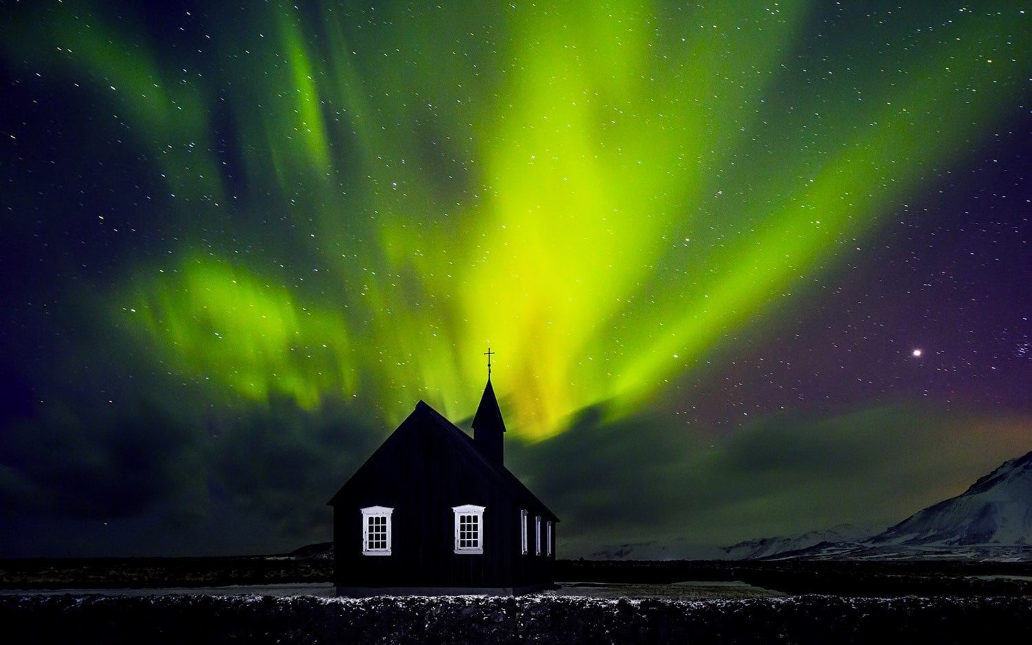 beautiful-northern-light-over-church